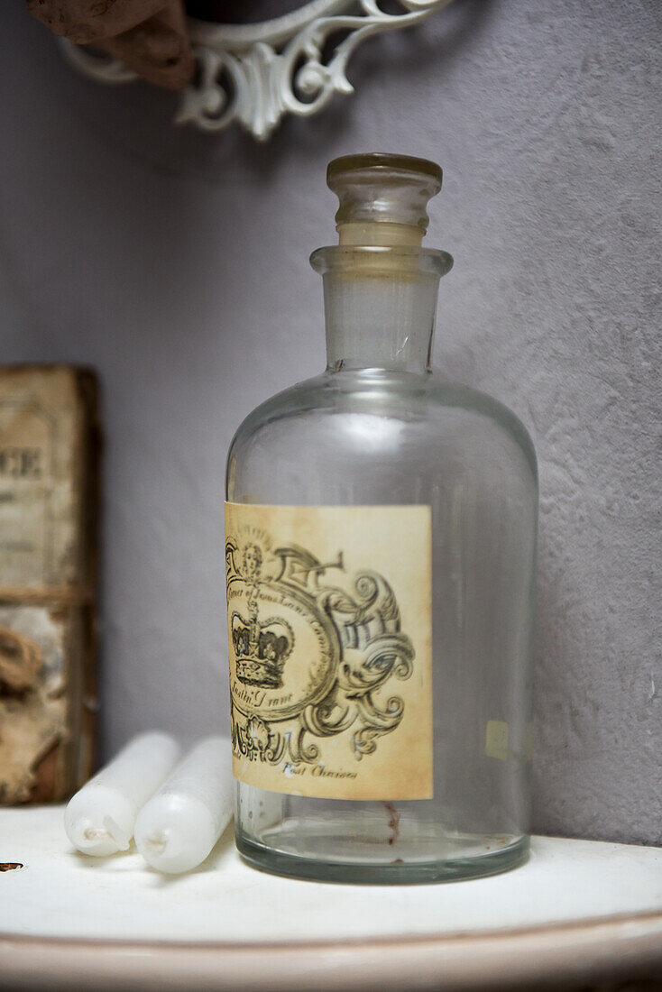 Alte Apothekerflasche mit Etikett