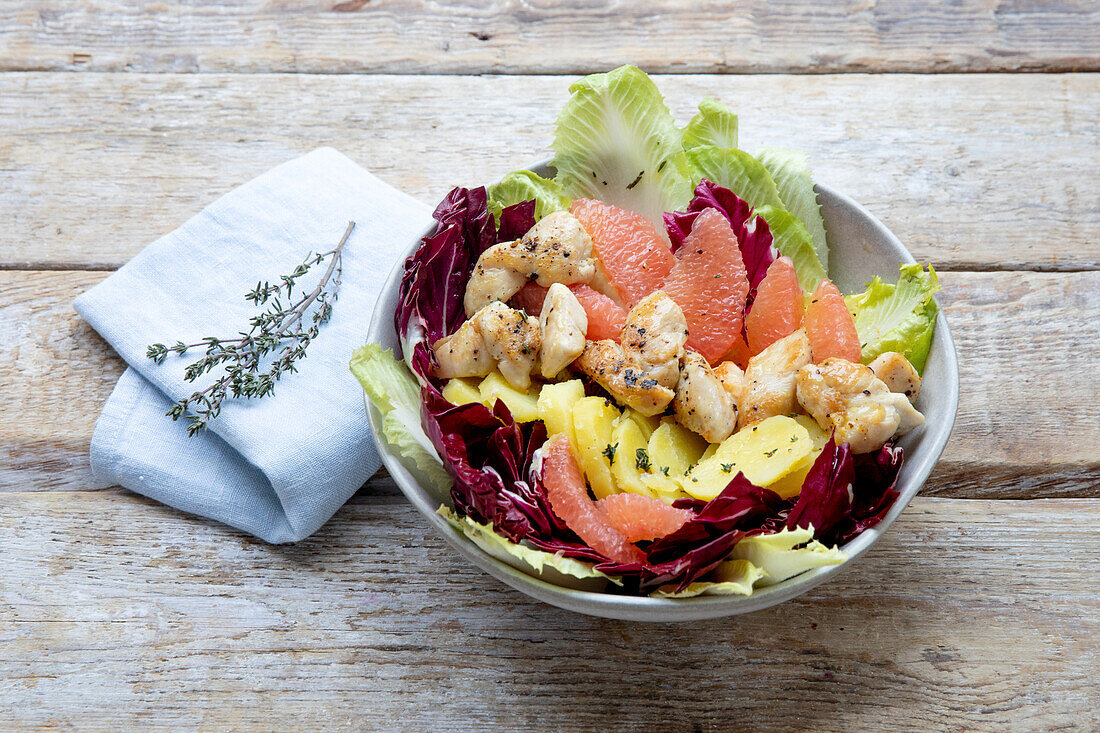 Salad bowl with chicken and pink grapefruit