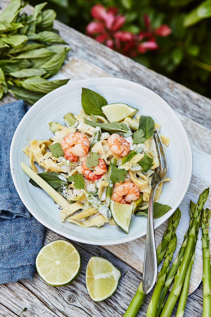 Pasta with asparagus, prawns and limes