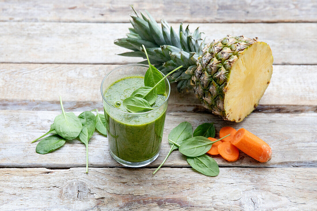 Spinach Smoothie with Pineapple and Carrot