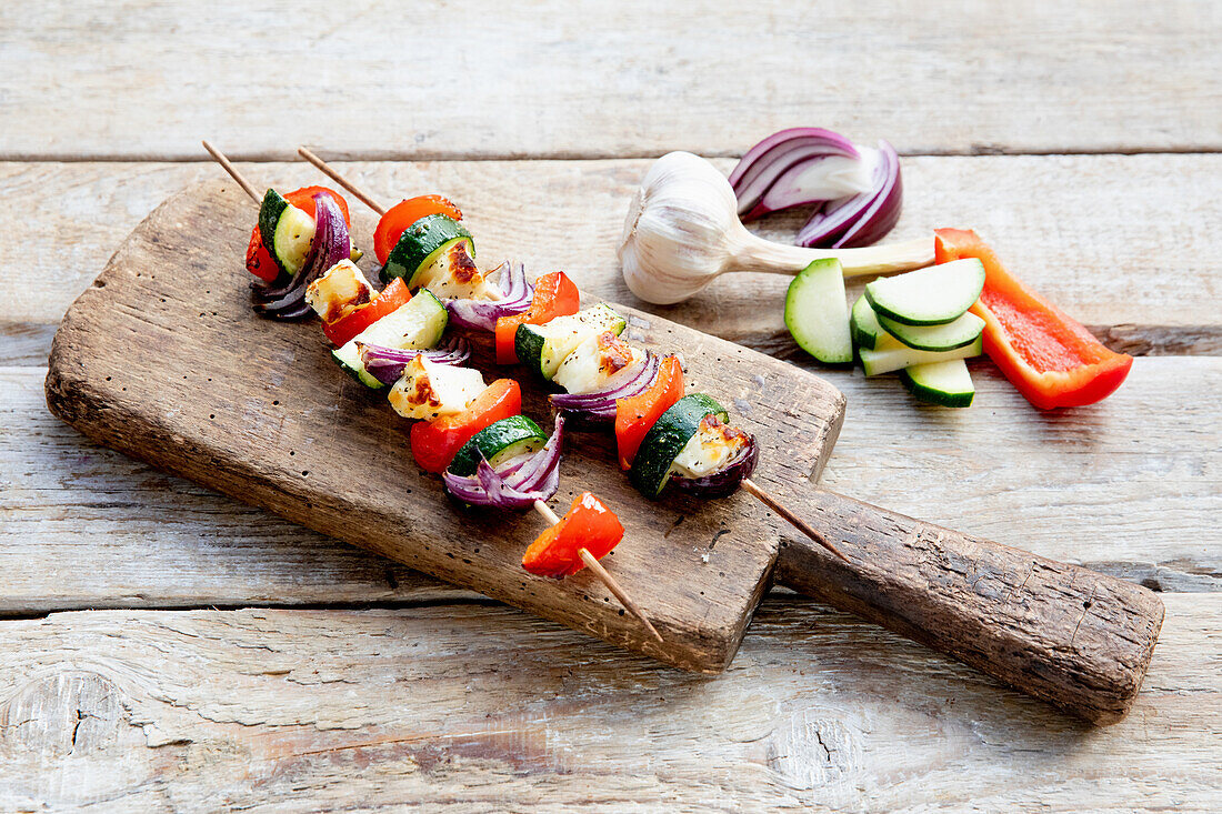 Halloumi-Spieße mit mediterranem Gemüse