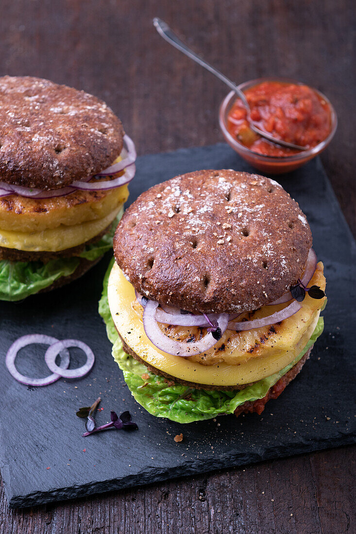 Veganer Burger mit Bohnenpatty, Käseersatz und gegrillter Ananas