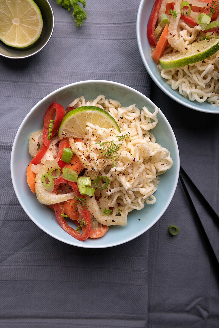 Veganes Fenchel-Kokos-Curry mit Mie-Nudeln