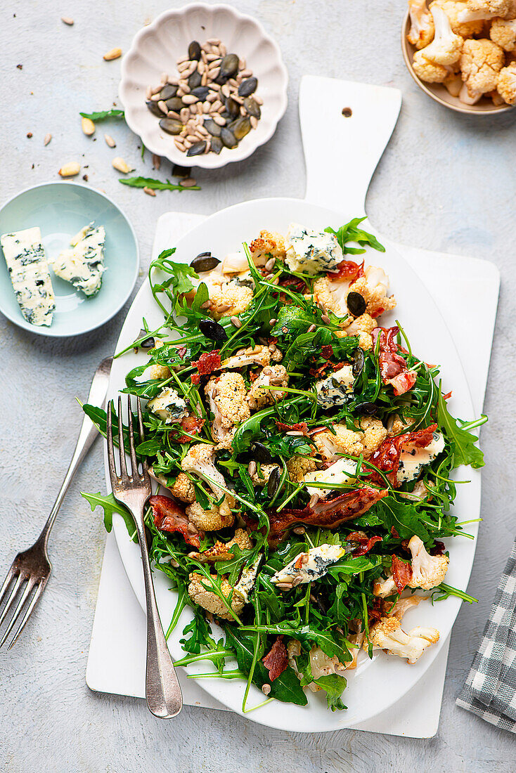 Gebratener Blumenkohlsalat mit Rucola und Blauschimmelkäse