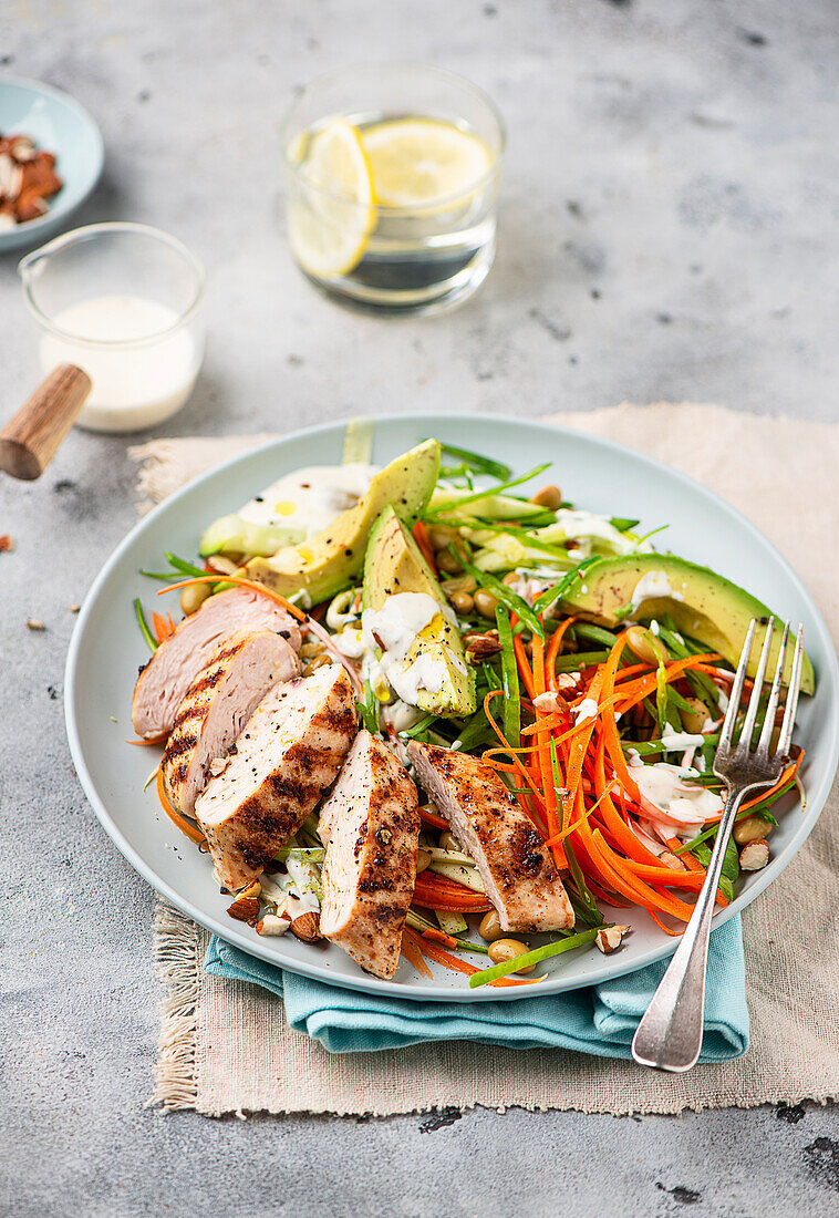 Gegrilltes Hähnchen mit Zucchini-Avocado-Salat