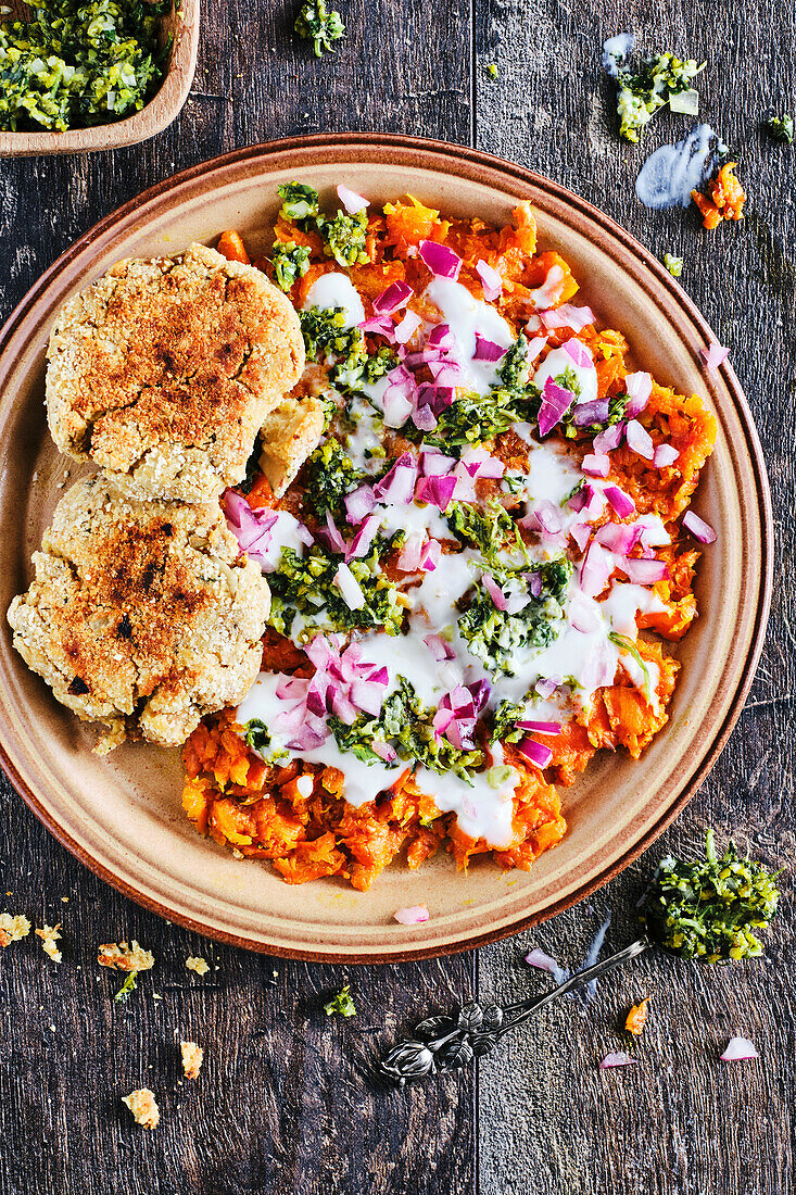 Vegane Tempeh-Buletten mit Karottenstampf und Koriander-Pesto