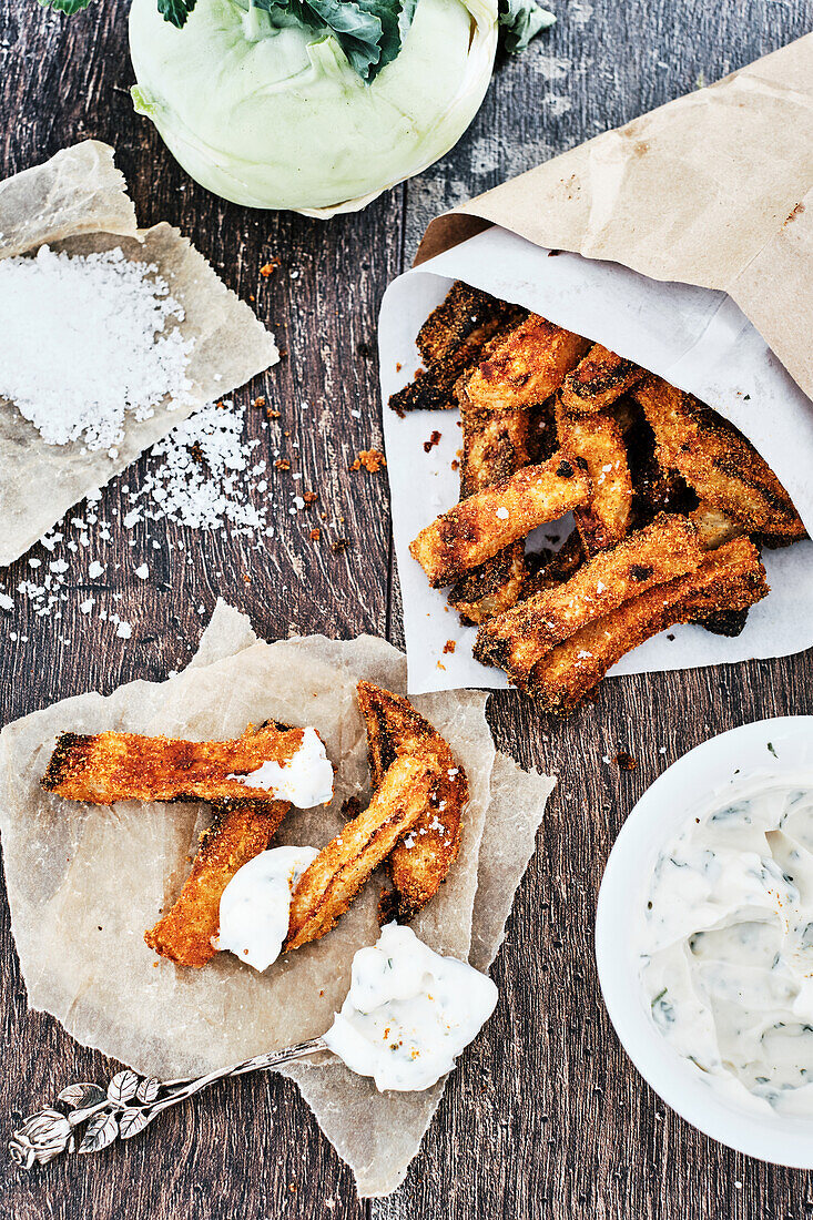 Vegane Kohlrabi-Pommes mit Soja-Kräuter-Creme