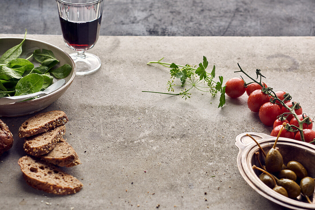 Leaf spinach, red wine, caper apples, cherry tomatoes and wholemeal baguette