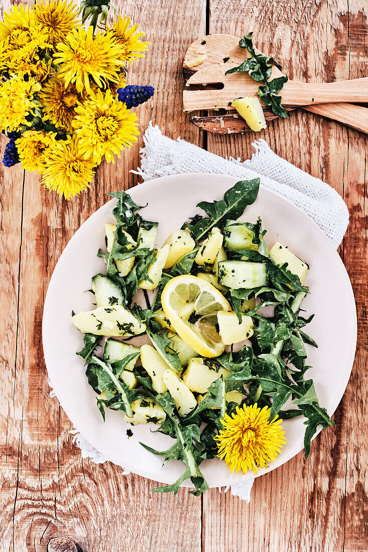 Veganer Löwenzahn-Kartoffelsalat