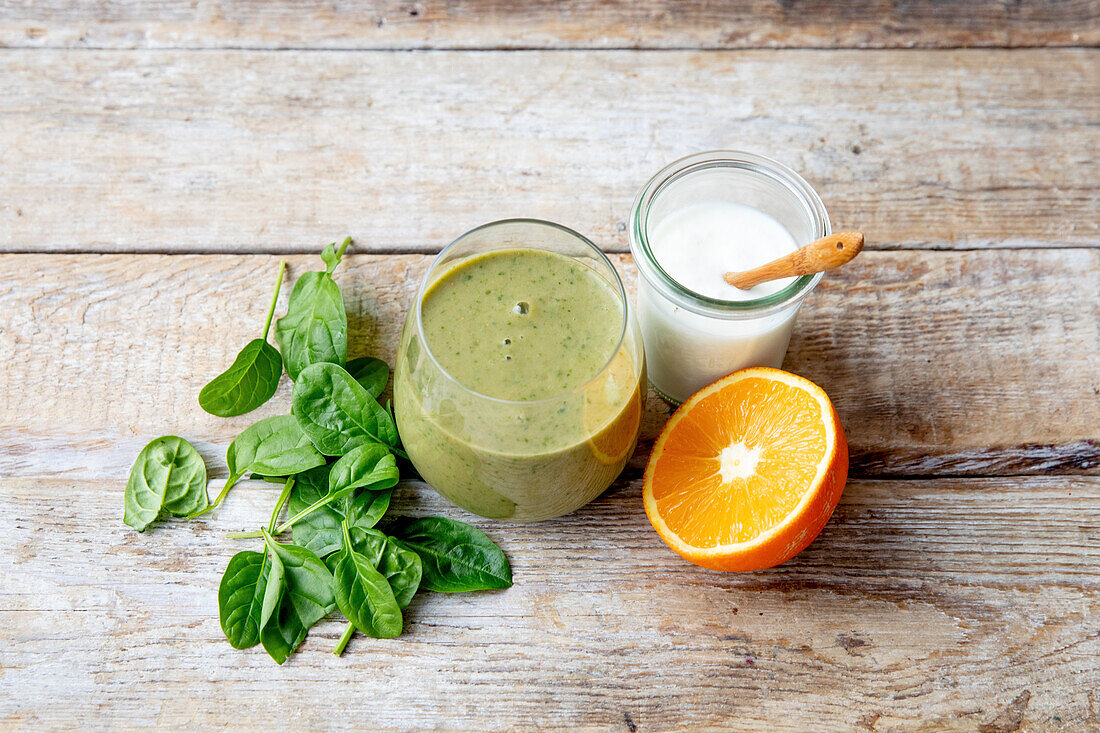 Yoghurt spinach smoothie with orange