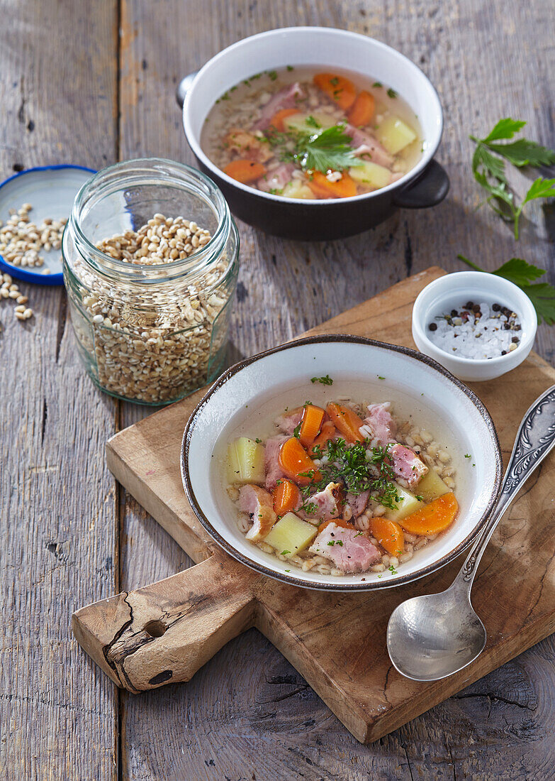 Gerstensuppe mit geräuchertem Fleisch