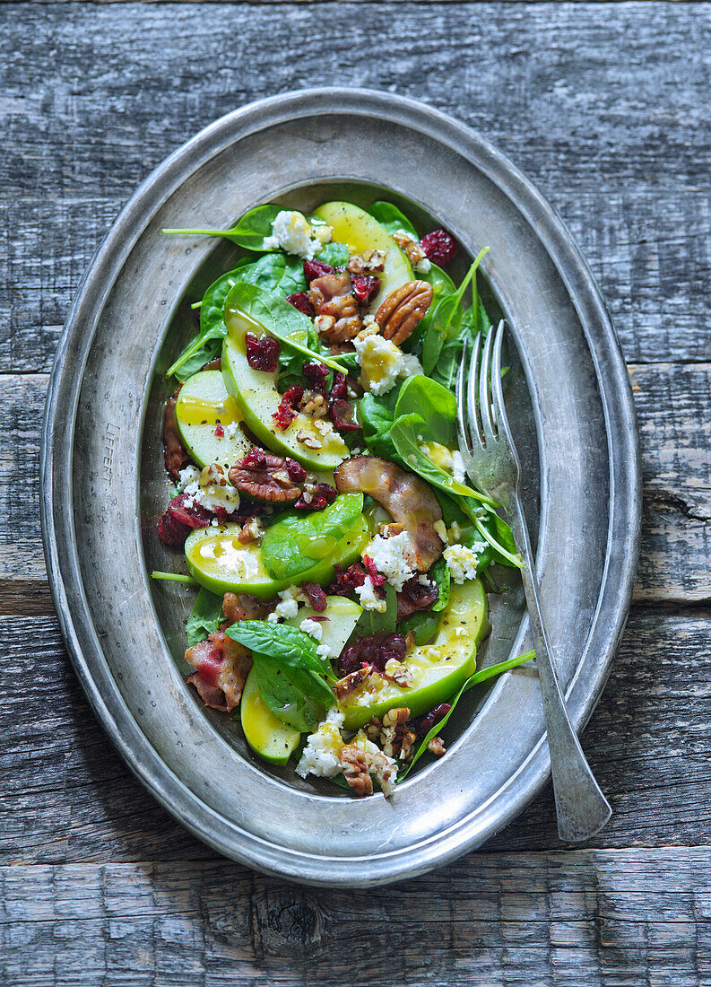Green apple salad with spinach, bacon and pecan nuts