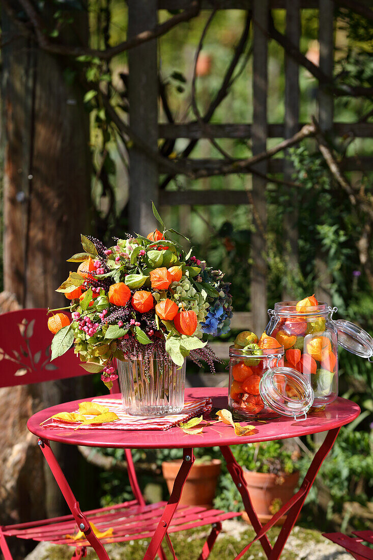 Üppiger Blumenstrauß aus Lampionblumen