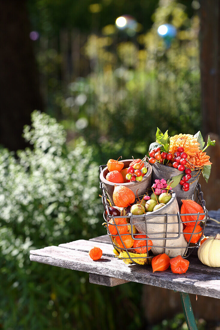 Buntes Potpourri aus Herbstfrüchten und Blüten