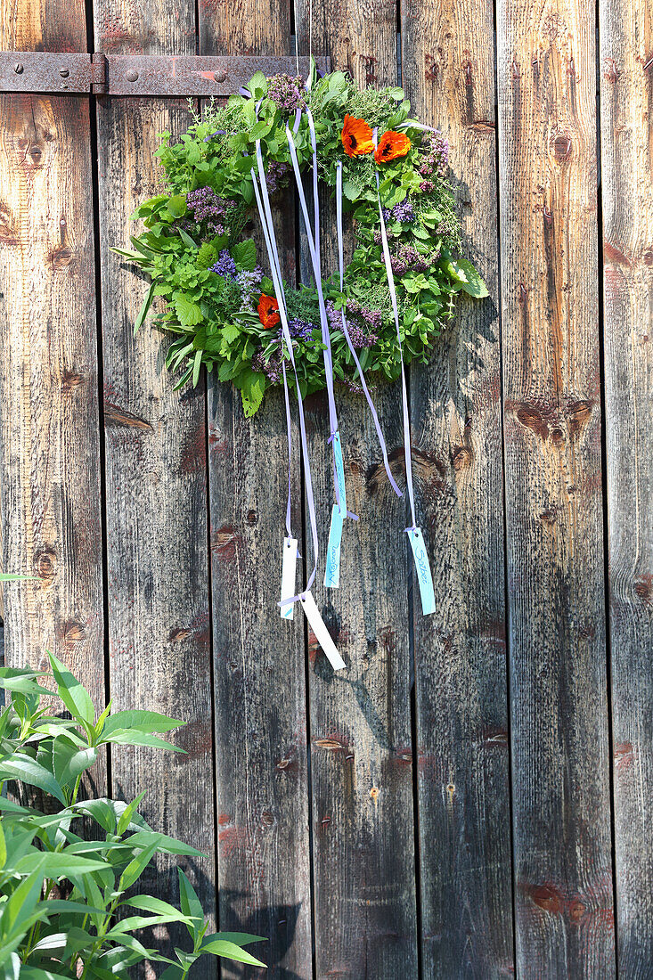 Duftkranz mit Kräuterblüten und Ringelblume