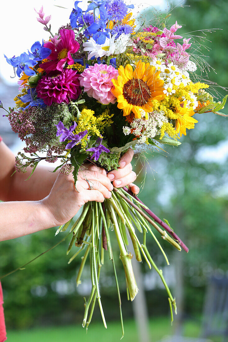 Making a bouquet - Tying a bouquet