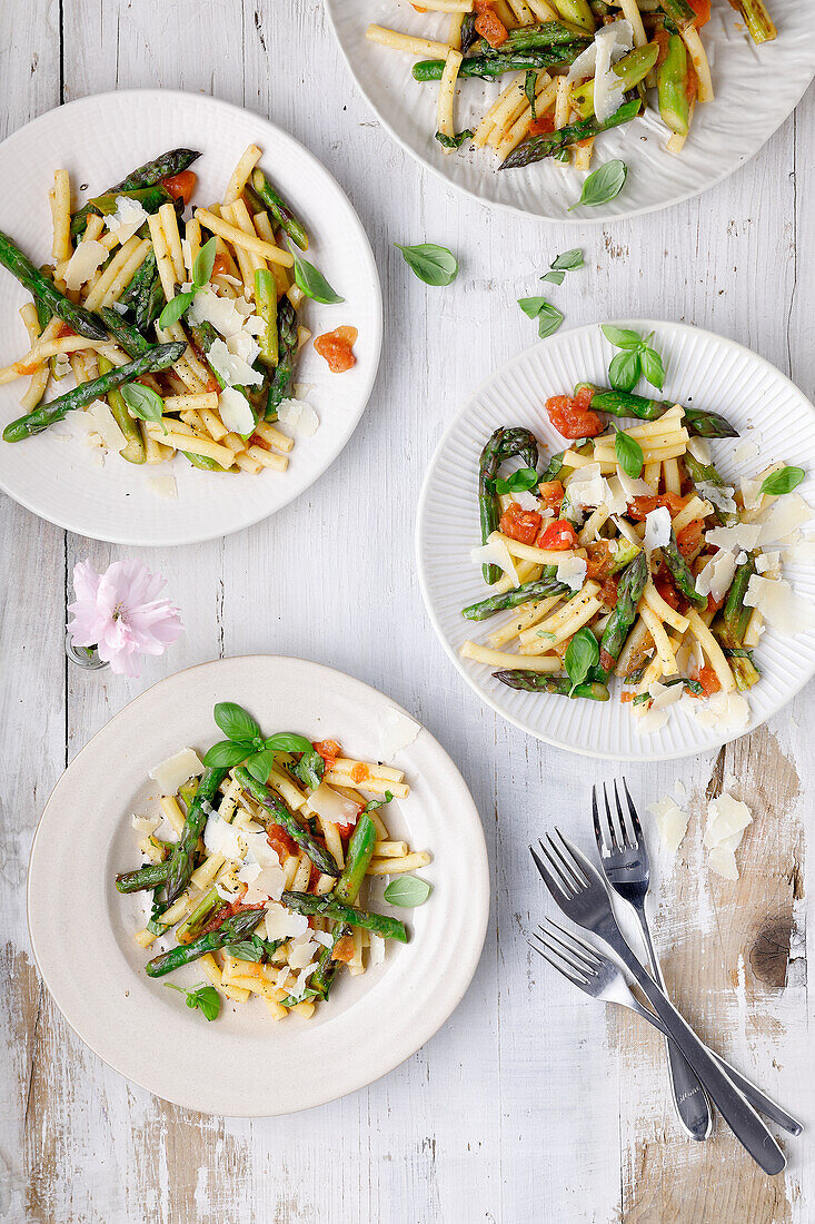 Makkaroni mit gebratenem Spargel und Tomaten