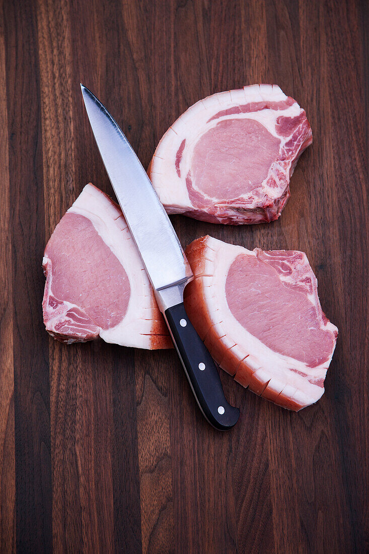 Schweinekoteletts und Messer