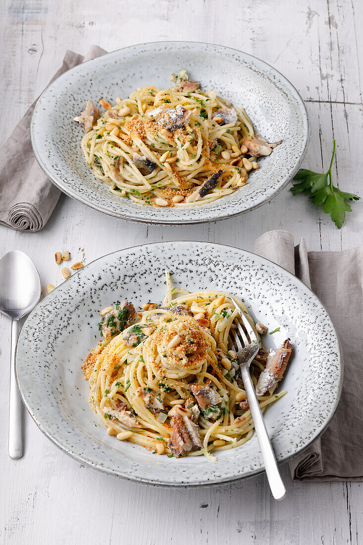 Spaghetti mit Ölsardinen, Zitrone und Semmelbrösel