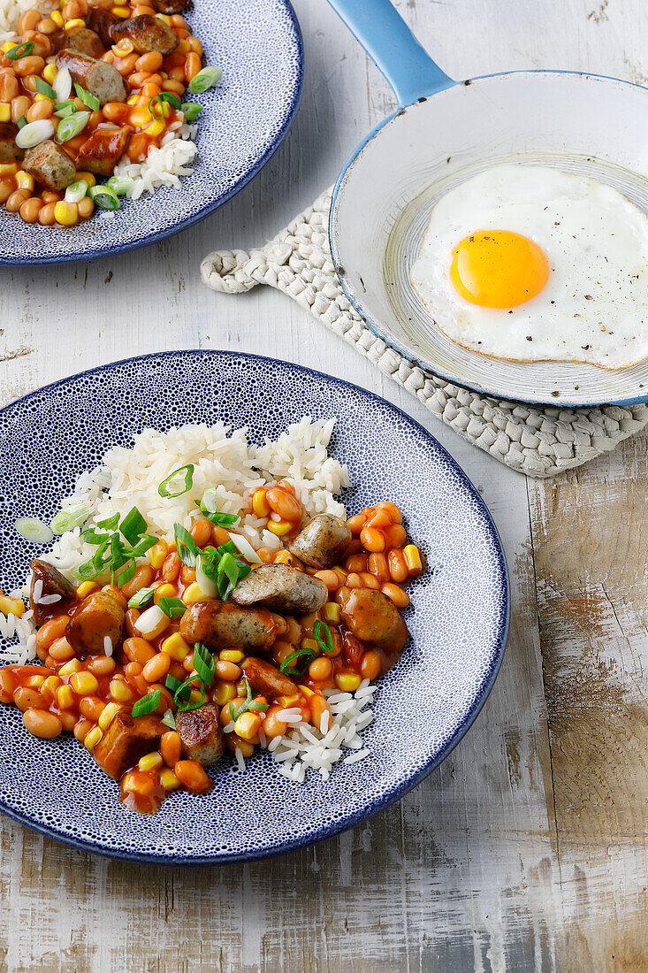 Baked Beans mit Würstchen und Spiegelei