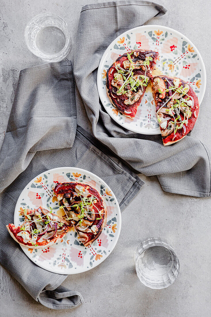 Vegetarische Pizza mit Pilzen und Sprossen