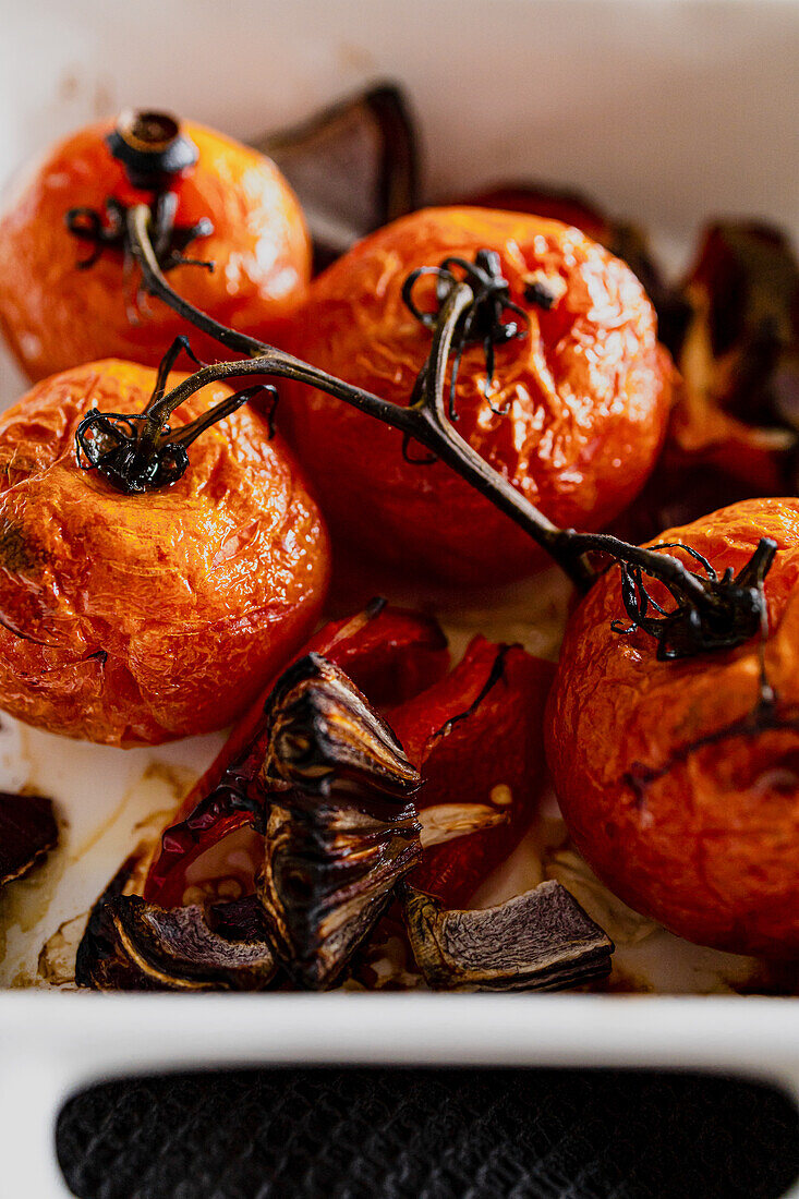 Oven-roasted tomatoes (close-up)