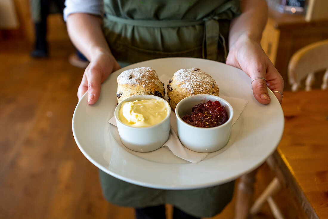 Scones mit Clotted Cream und Marmelade