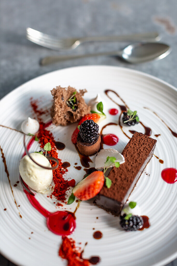 Schokoladenmousse mit Eis, Brombeeren und Erdbeeren