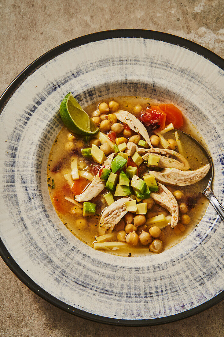 Caldo Tlalpéno - mexikanische Hühnersuppe mit Kichererbsen