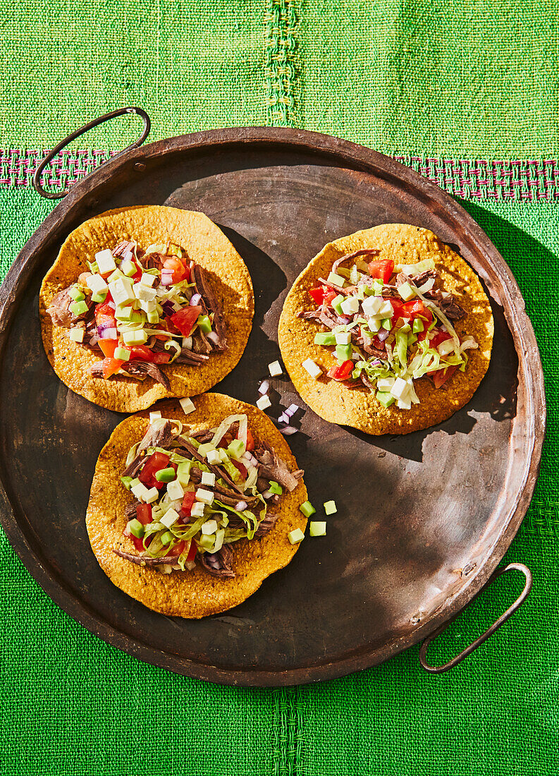 Tostadas de Salpicón - mexikanische Rindfleisch-Tostadas mit Salat