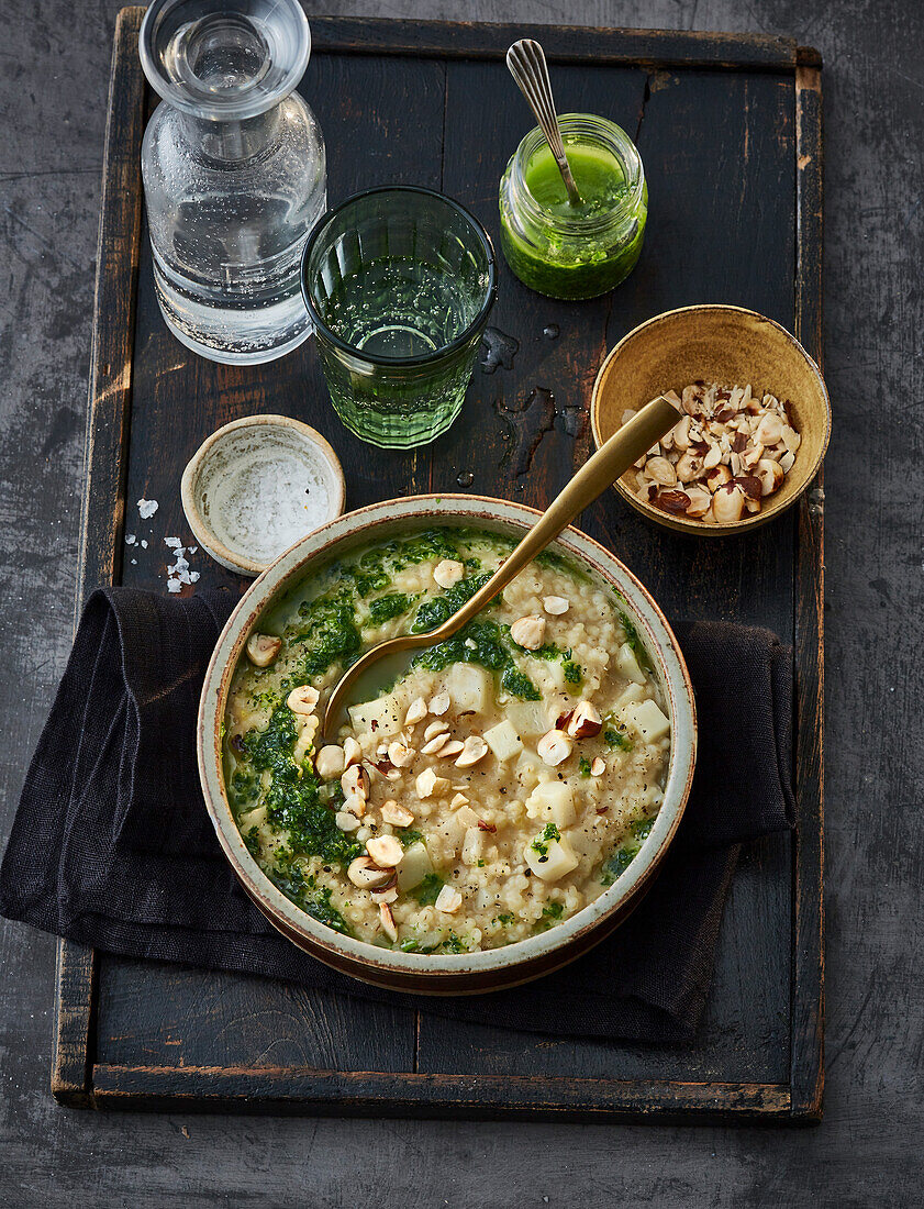 Veganes Topinambur-Graupotto mit Haselnüssen