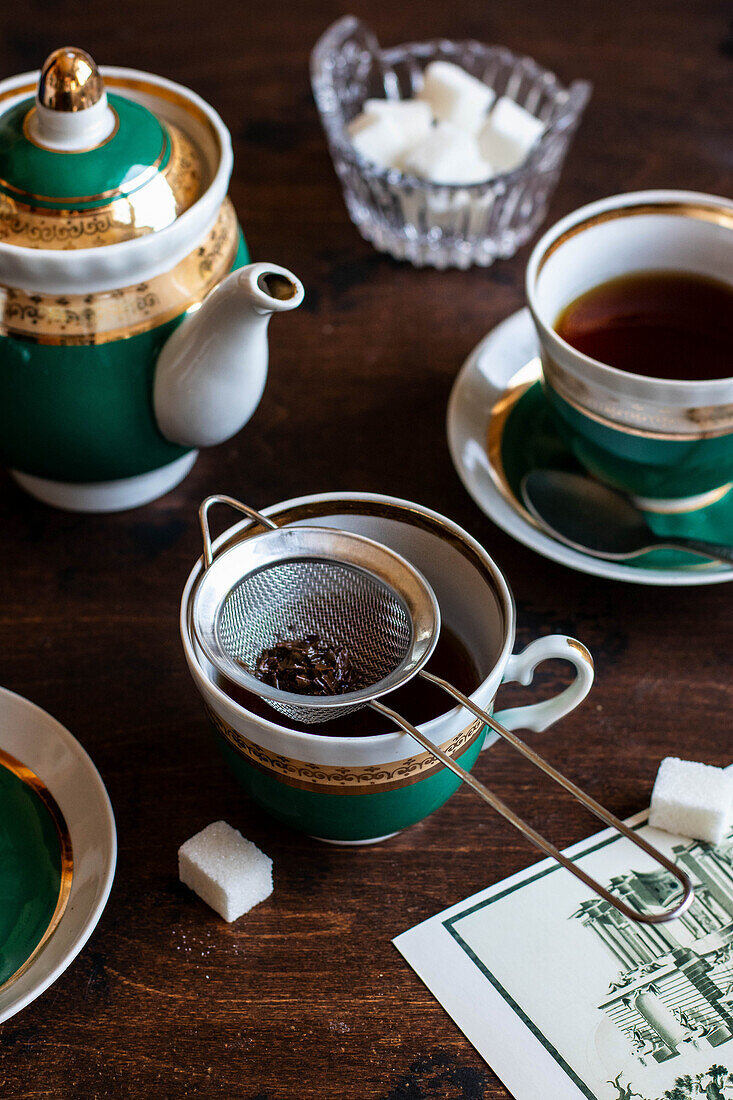 Schwarzer Tee in festlichem Teeservice