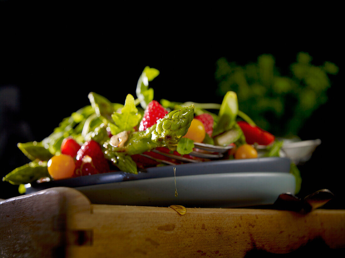 Lauwarmer Erdbeer-Spargel-Salat