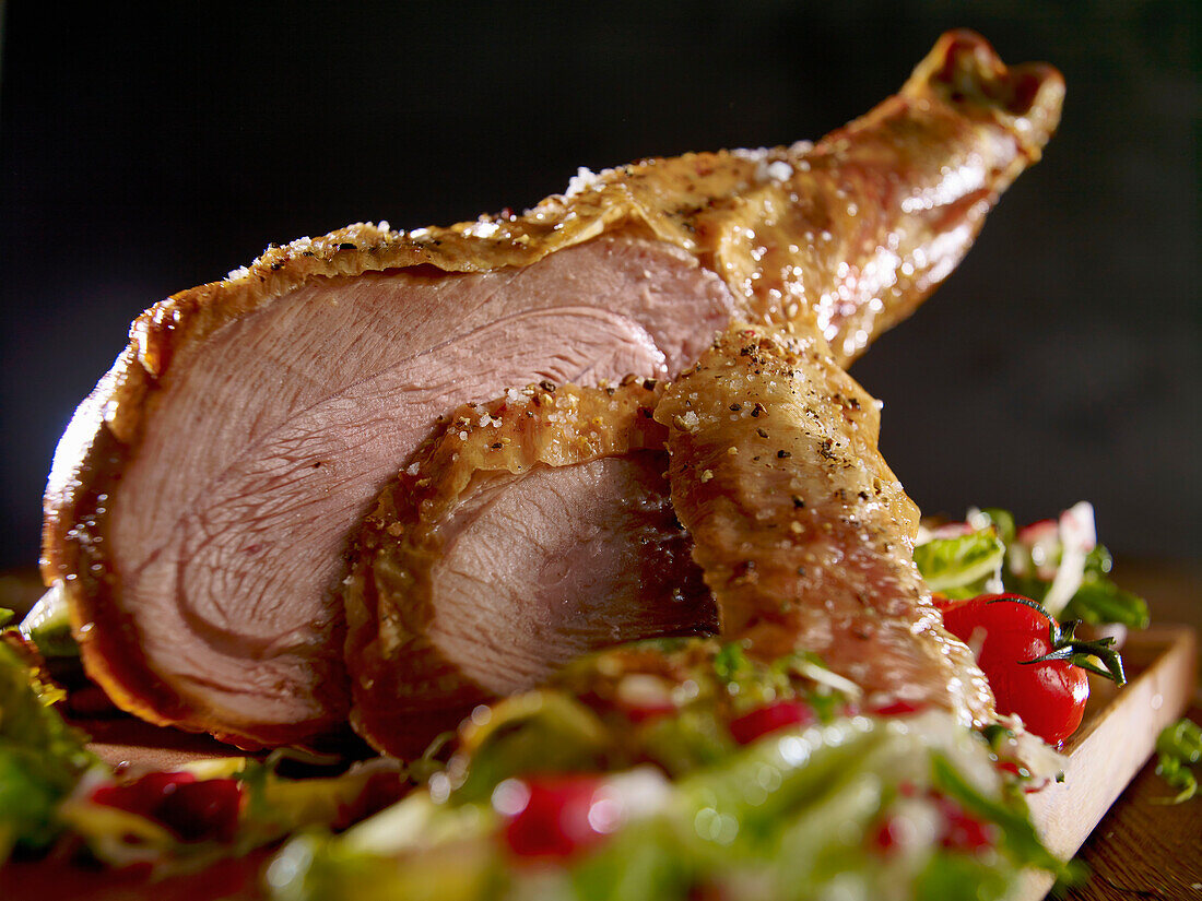 Putenkeule mit gegrillten Salatherzen und Tomaten