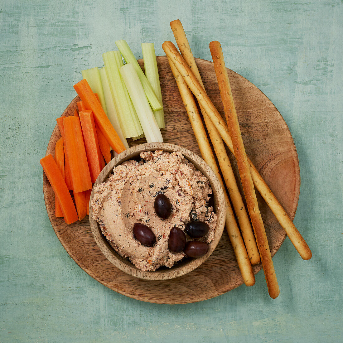 Vegan tofu spread with vegetable sticks