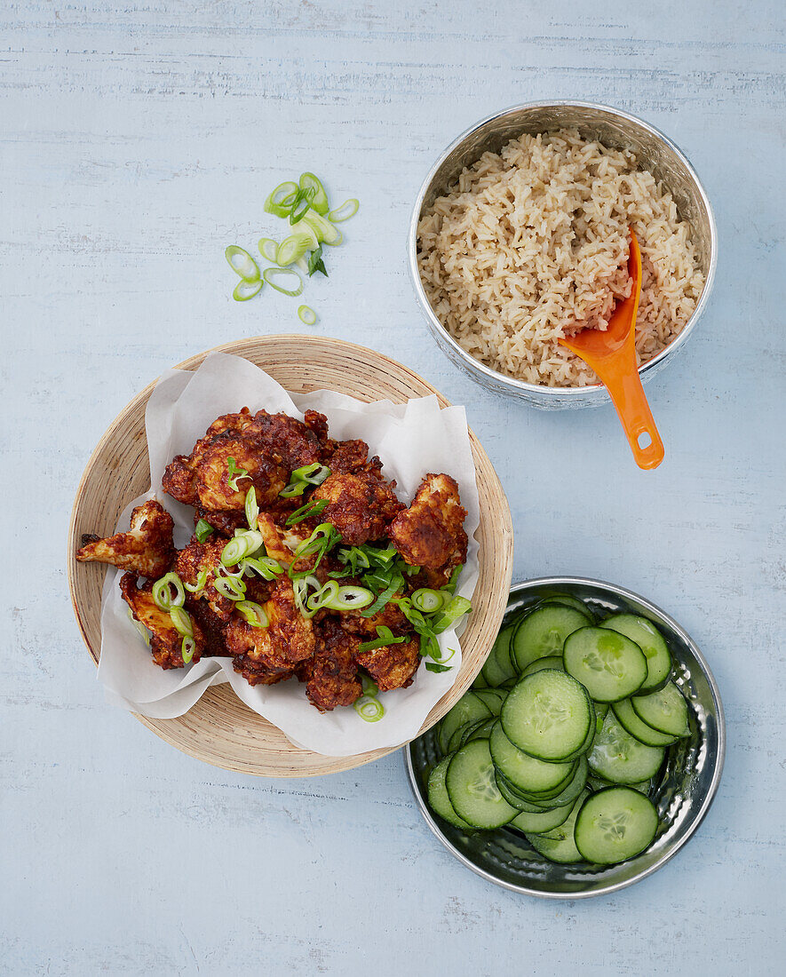 Vegane Blumekohlwings mit Reis und Gurkensalat