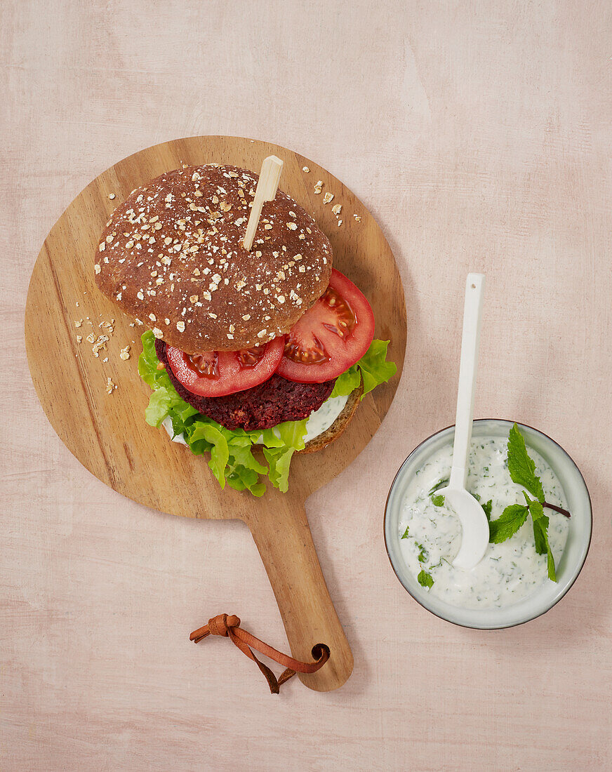 Veganer Rote-Bete-Tofu-Burger mit Minzmayo