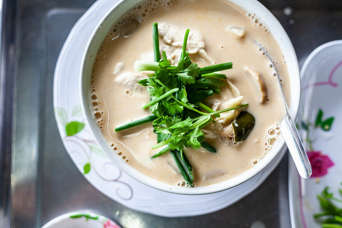 Tom Kha Gai - Thaisuppe mit Kokos und Huhn