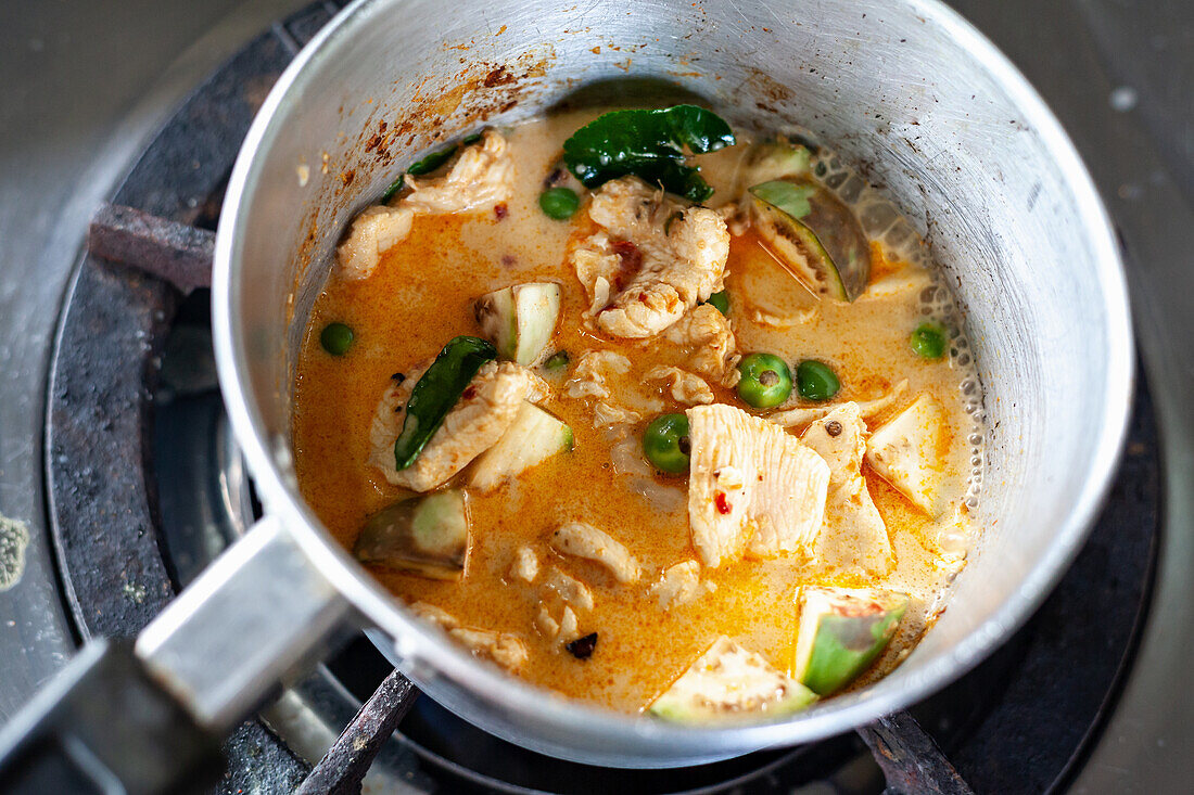 Thailändisches Hähnchencurry mit Aubergine