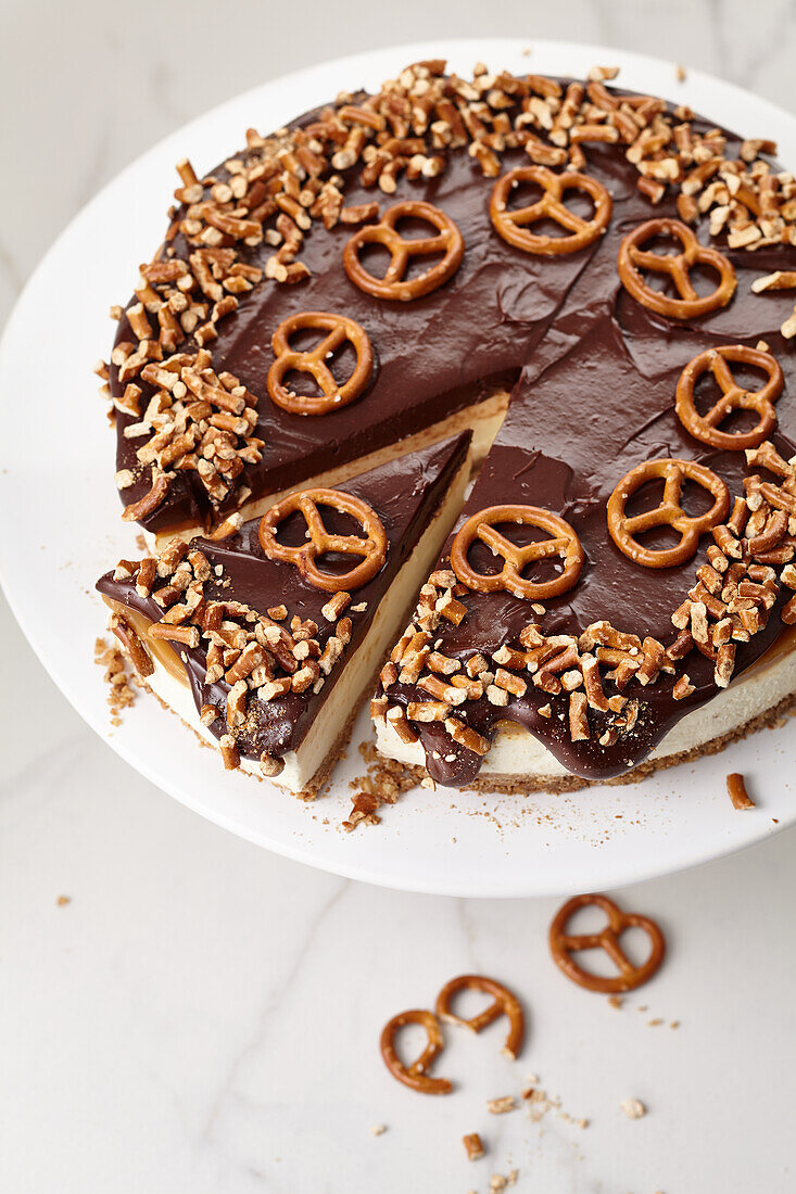 Millionaires Pretzl cake with salted pretzels, caramel cheesecake and chocolate ganache