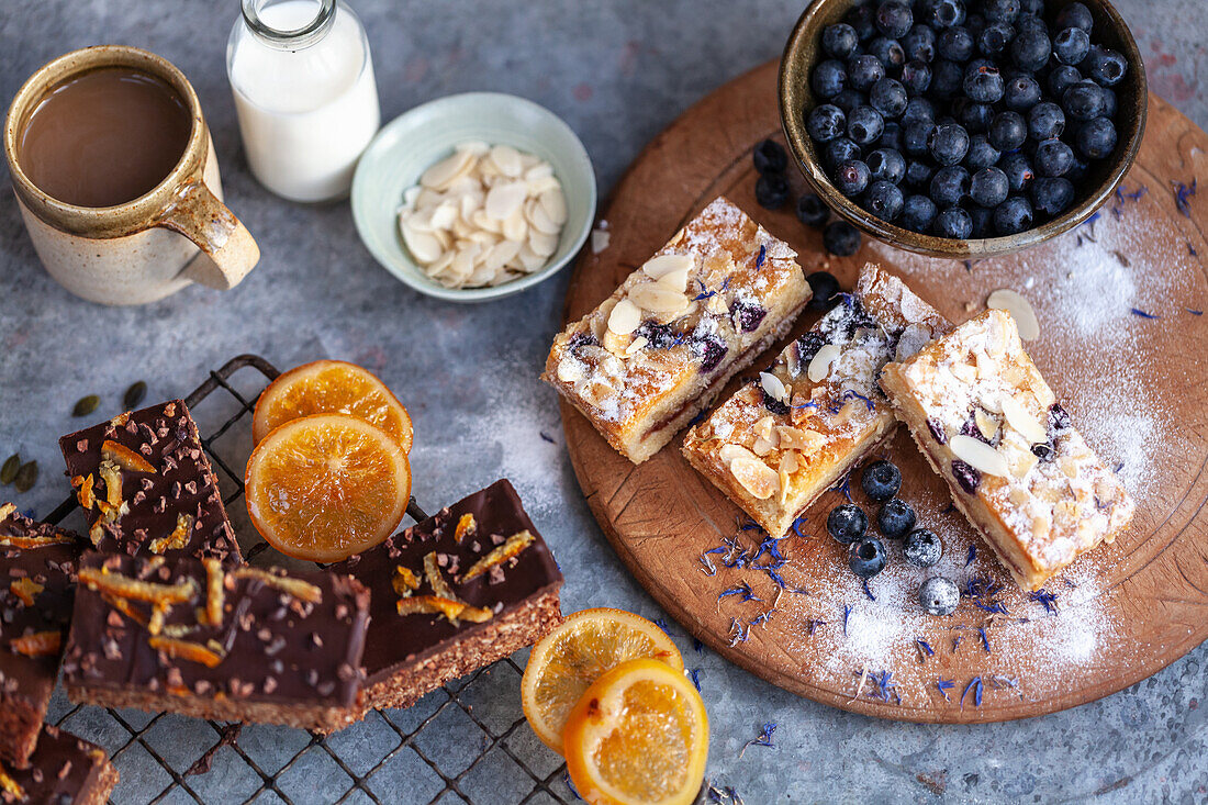 Mandel-Blaubeer-Schnitte und Orangen-Flapjack mit Schokoglasur