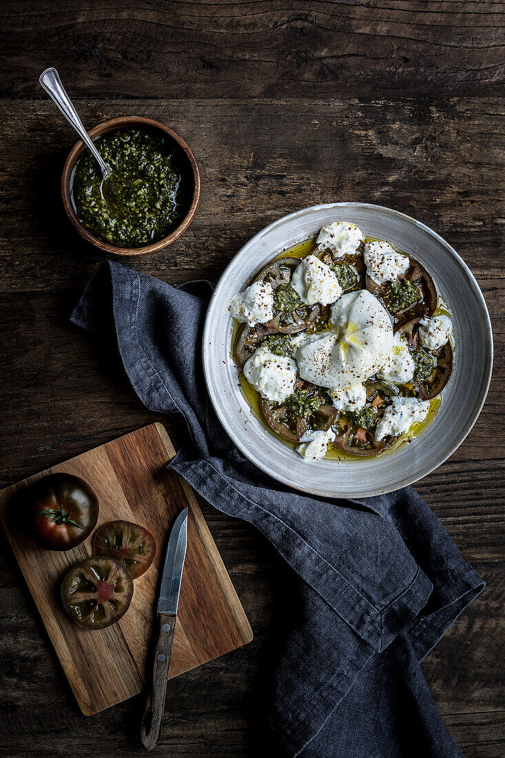 Schwarze Tomaten mit Burrata und Basilikumpesto