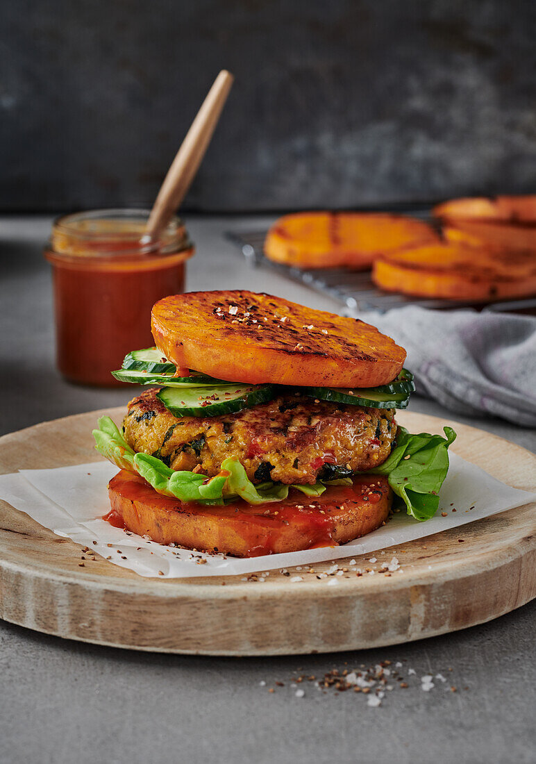 Gegrillter Süßkartoffelburger mit Hirse-Tofu-Bratling