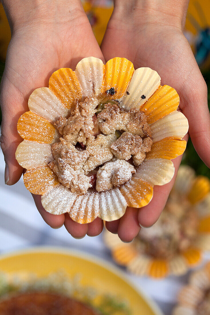 Küchlein mit Holunderblüten und Crumble