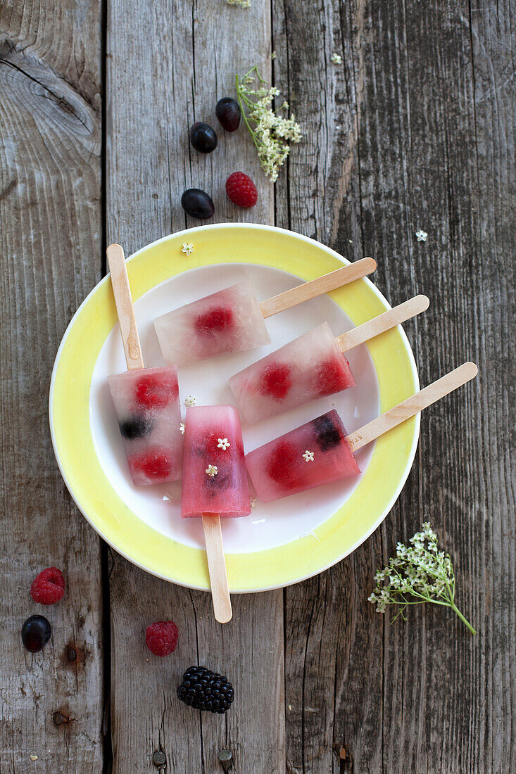 Icepops mit Holunderblüten und Früchten