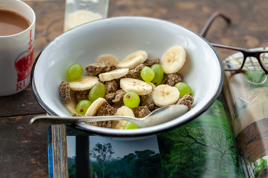 Granola mit Bananen und Trauben