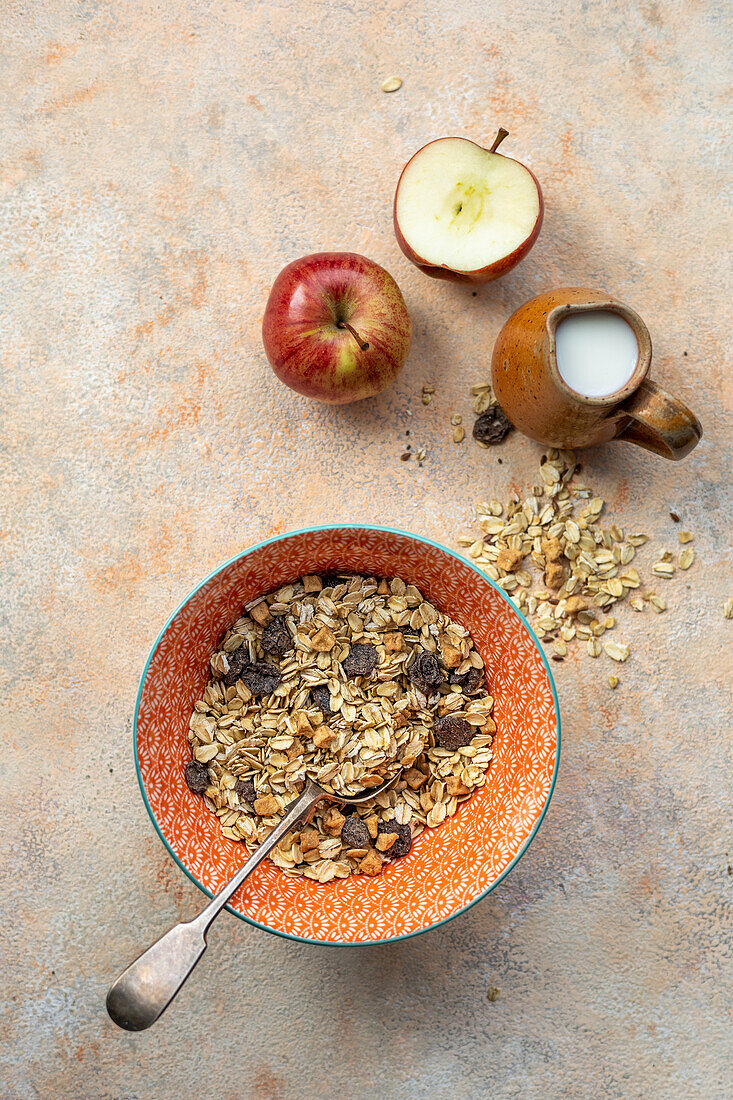 Müsli, Äpfel und Milch