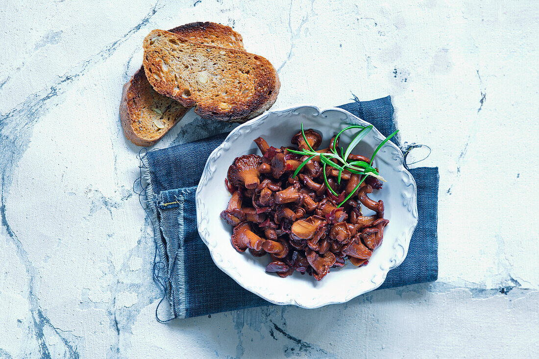 Gebratene Pfifferlinge mit Röstbrot