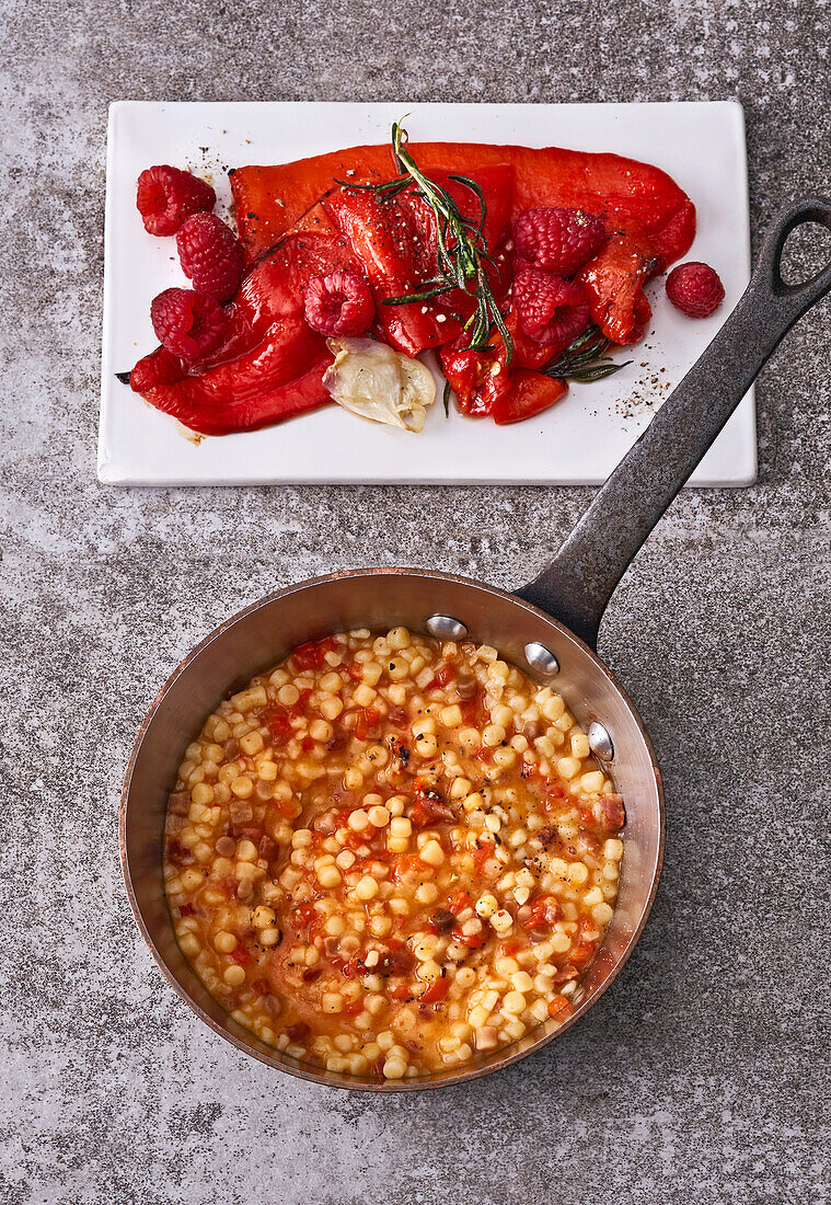 Paprika-Chorizo-Fregola-Sarda und geflämmte Himbeer-Paprika