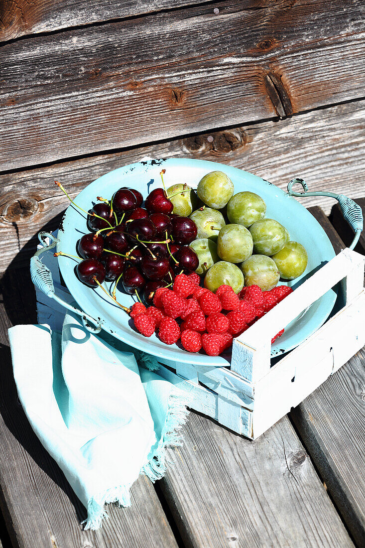 Reneclauden, Kirschen und Himbeeren auf Teller (zum Fasten)